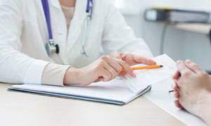 病院で交通事故の施術を受けている場合整骨院でも施術は可能です